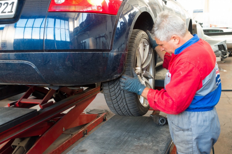 ecommerce-ST RAPHAEL-min_auto_repair_repair_lift_auto_mechanic_work_clothes_master_professional_man_of_the_fold-685629